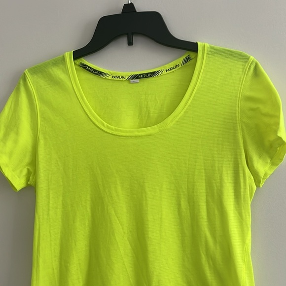 UA Under Armour Running Short Sleeve Shirt Neon Yellow Size Medium Lightweight - Picture 4 of 9